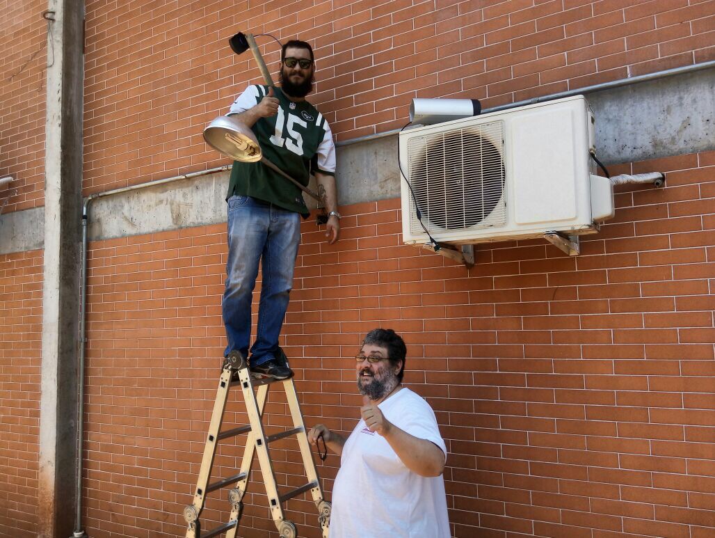 Associados Giovanni e Hamilton iniciando a instalação do suporte para fixação da câmera